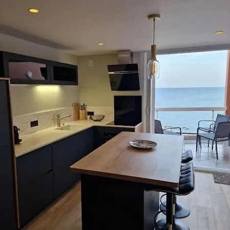 Cap Corniche - Agreable Bord Apartment *